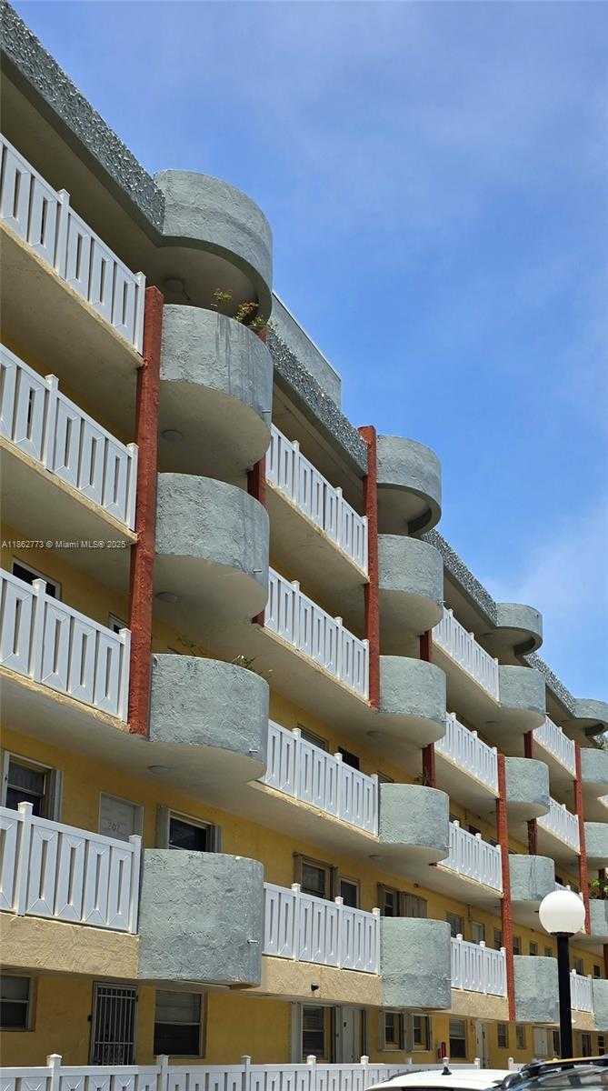 Small Image of 7900 TATUM WATERWAY DR #106, Miami Beach Number 2