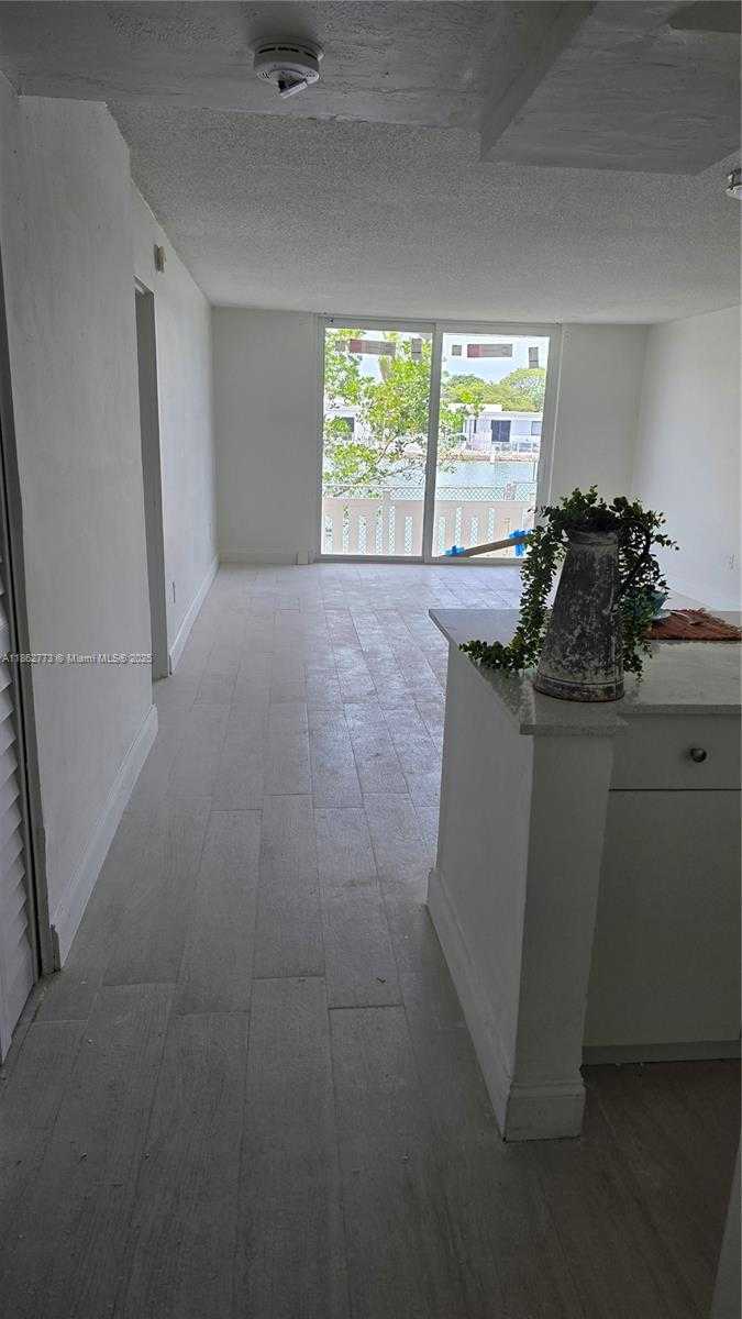 Small Image of 7900 TATUM WATERWAY DR #106, Miami Beach Number 4