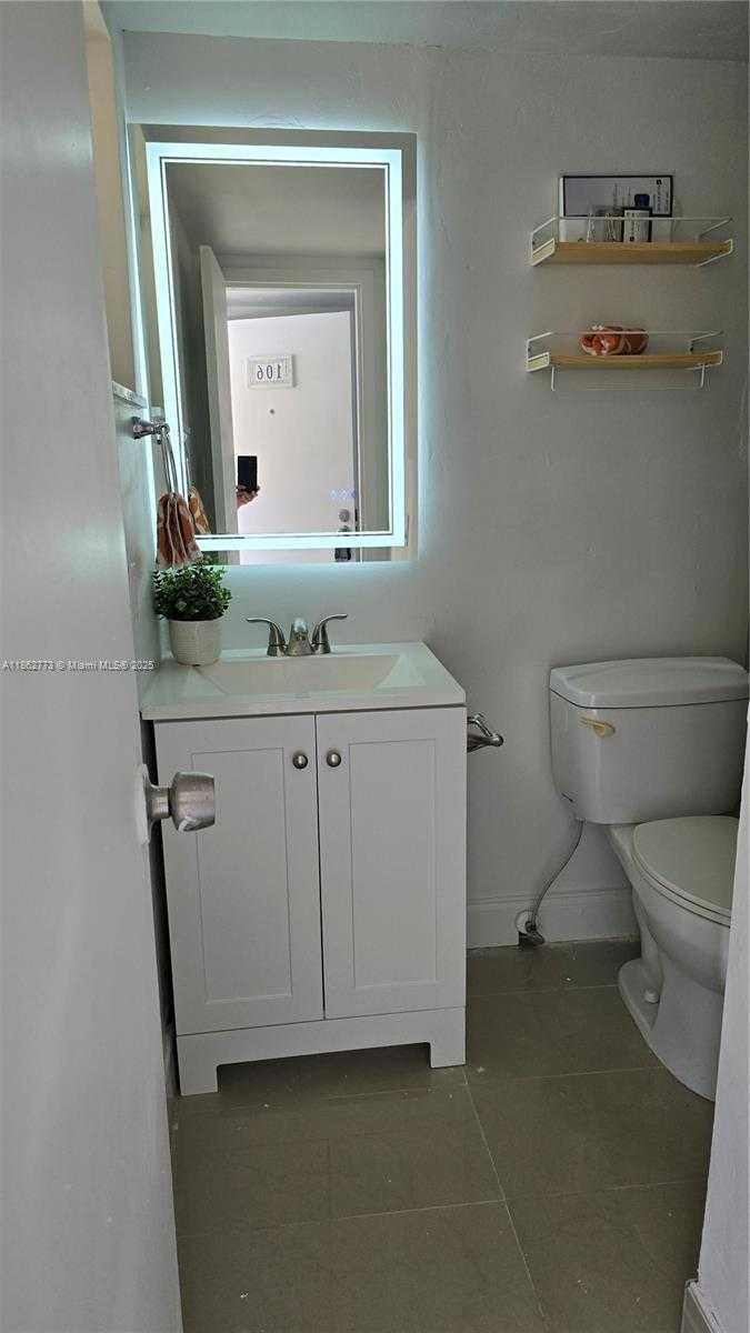 Small Image of 7900 TATUM WATERWAY DR #106, Miami Beach Number 8