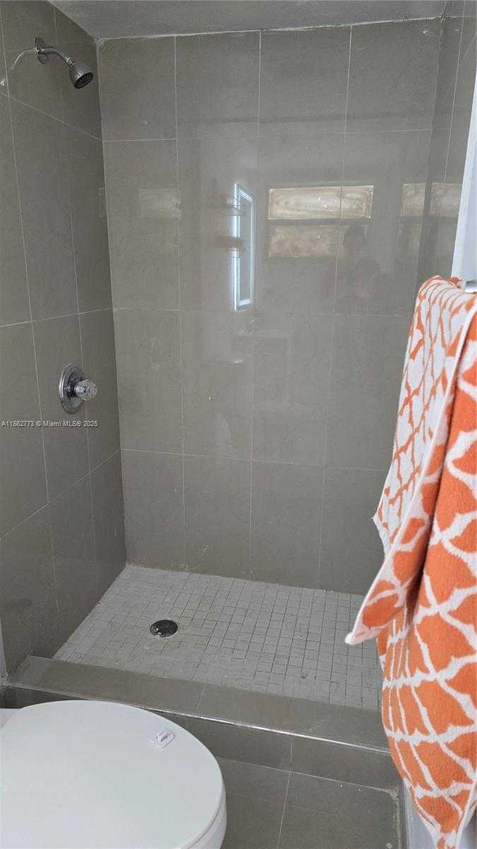 Small Image of 7900 TATUM WATERWAY DR #106, Miami Beach Number 9