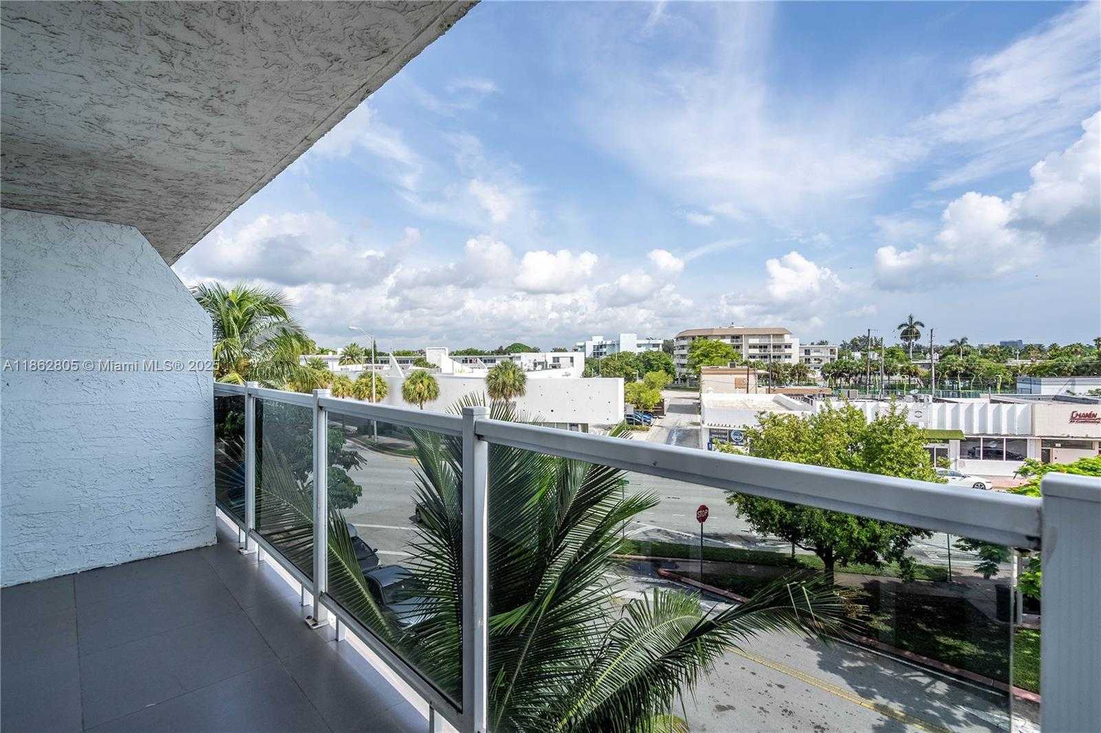 Small Image of 1986 BIARRITZ DR #304, Miami Beach Number 10
