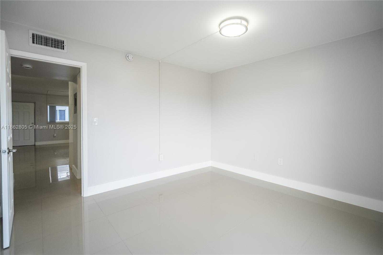 Small Image of 1986 BIARRITZ DR #304, Miami Beach Number 13