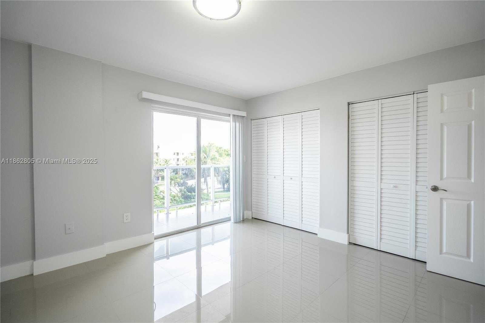 Small Image of 1986 BIARRITZ DR #304, Miami Beach Number 14