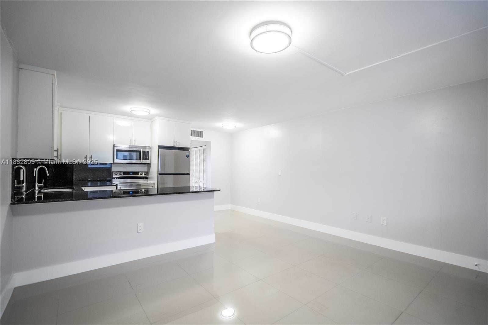 Small Image of 1986 BIARRITZ DR #304, Miami Beach Number 4