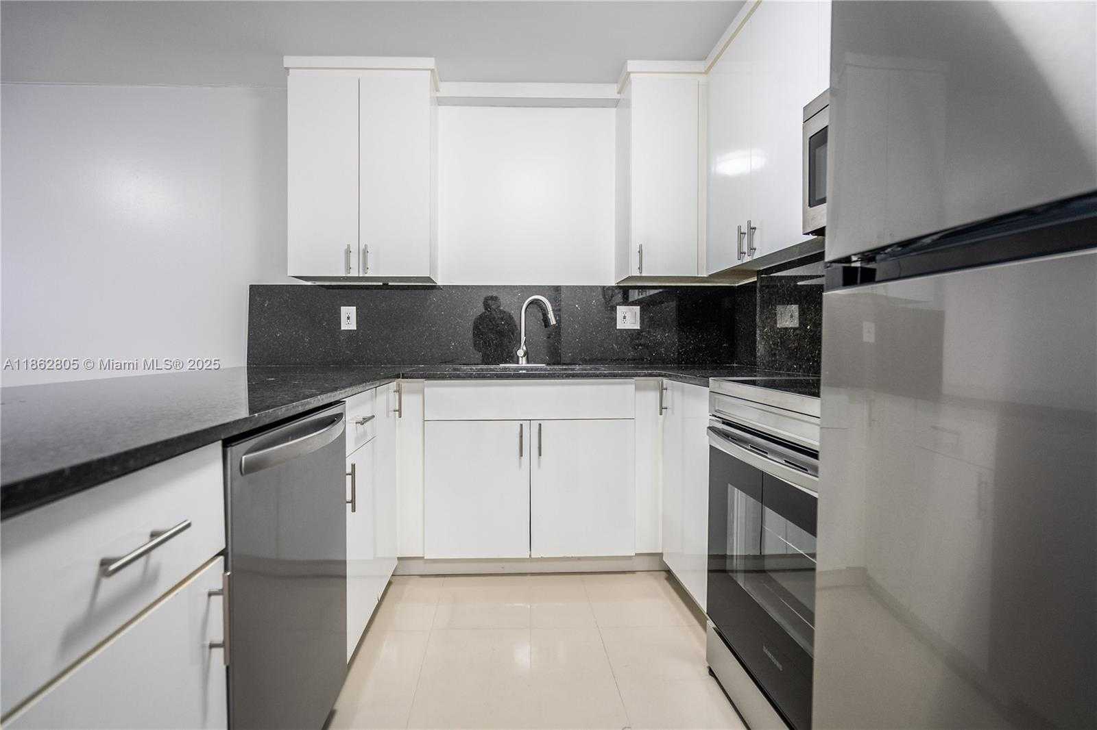 Small Image of 1986 BIARRITZ DR #304, Miami Beach Number 8