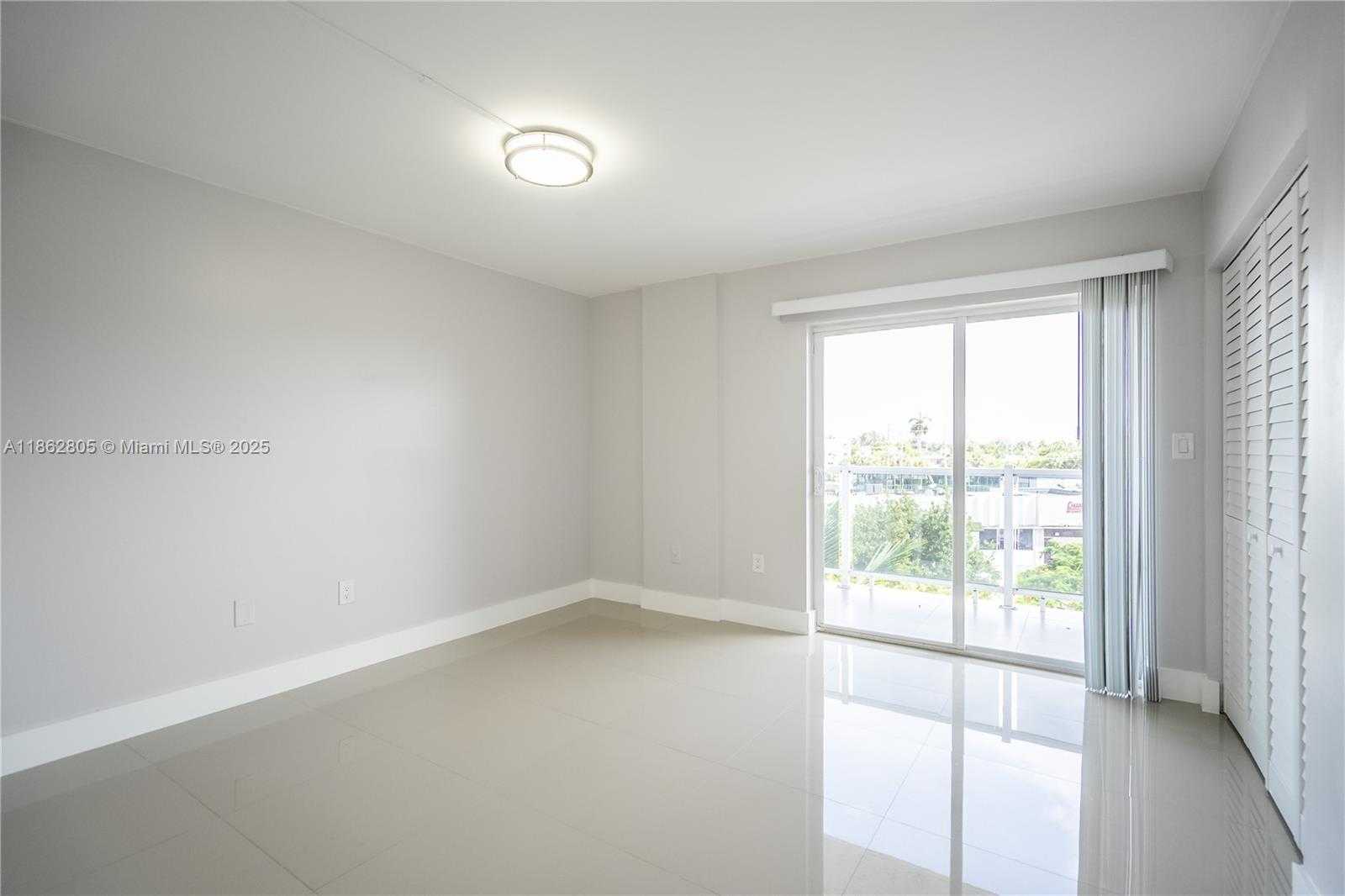 Small Image of 1986 BIARRITZ DR #304, Miami Beach Number 9