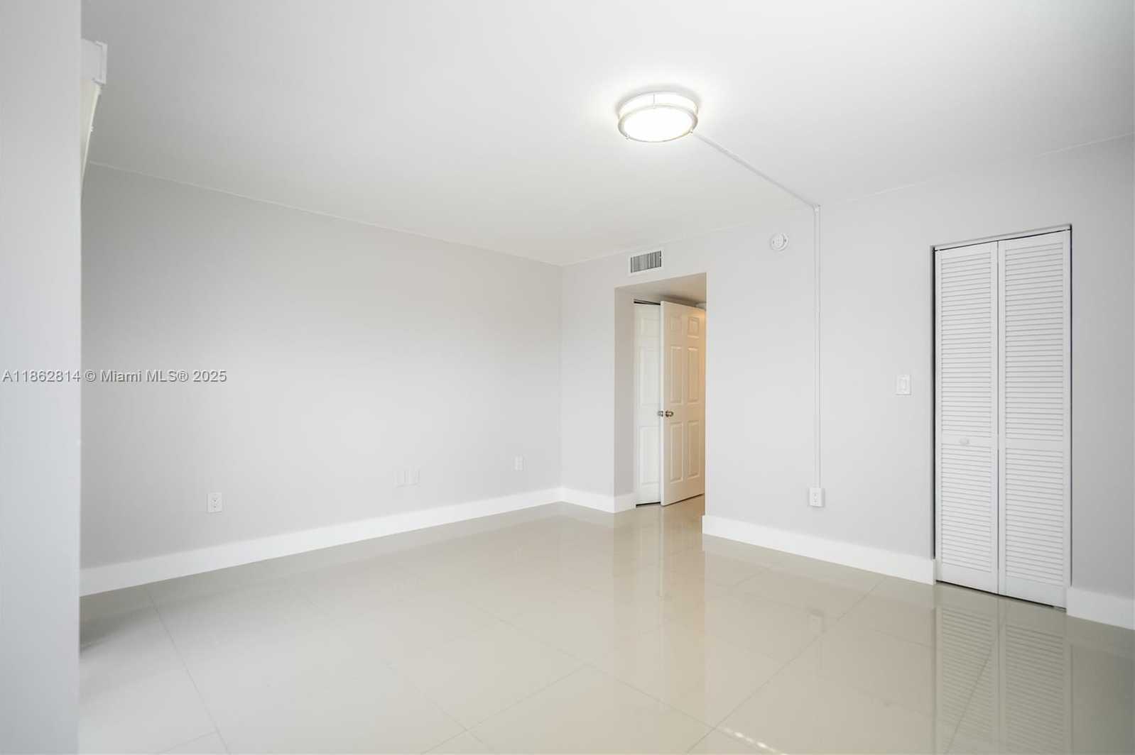 Small Image of 1986 BIARRITZ DR #306, Miami Beach Number 11