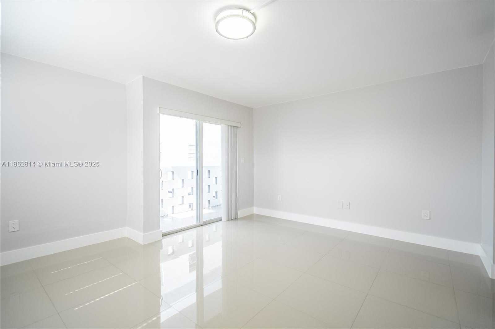 Small Image of 1986 BIARRITZ DR #306, Miami Beach Number 12
