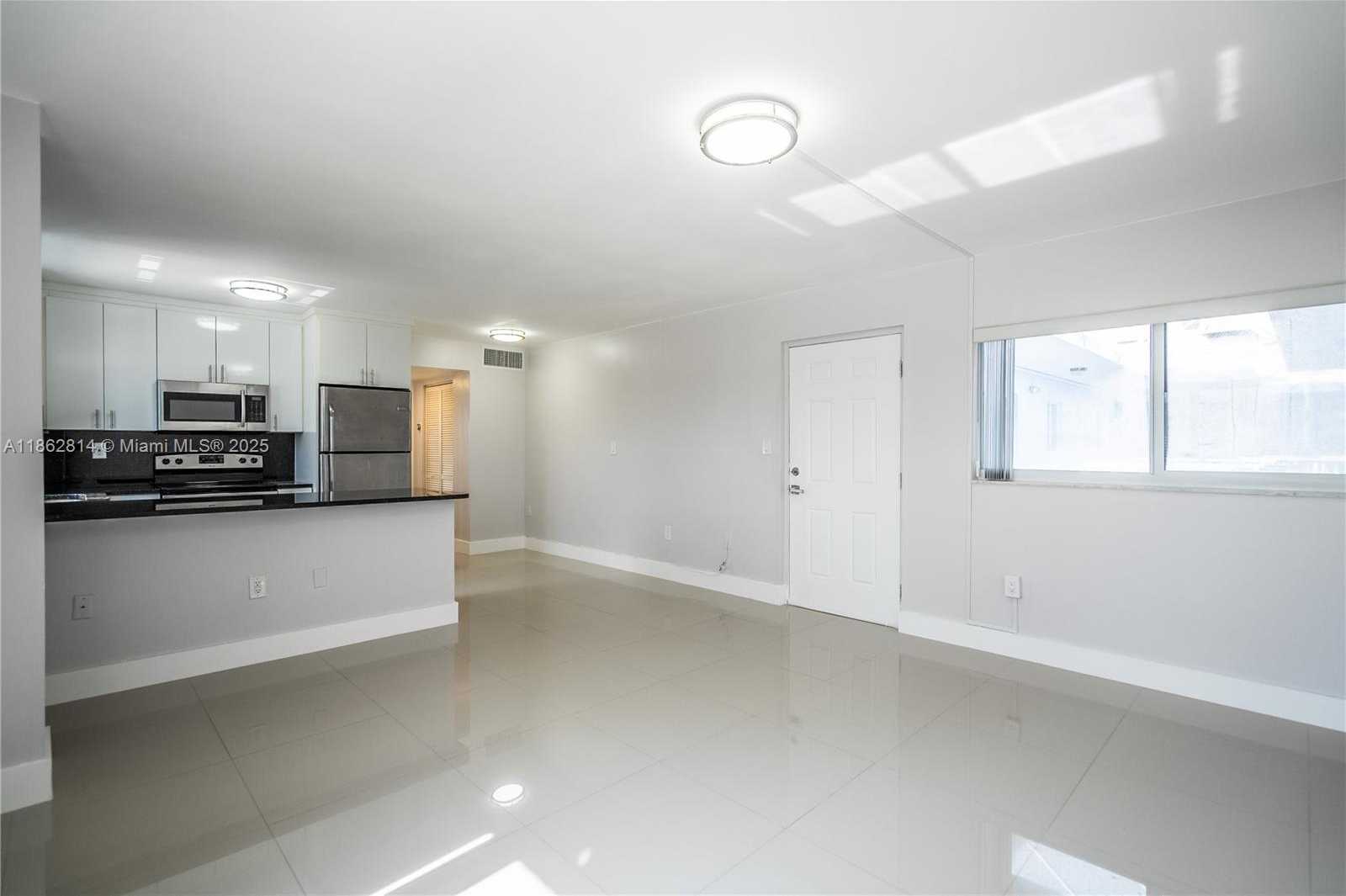 Small Image of 1986 BIARRITZ DR #306, Miami Beach Number 4