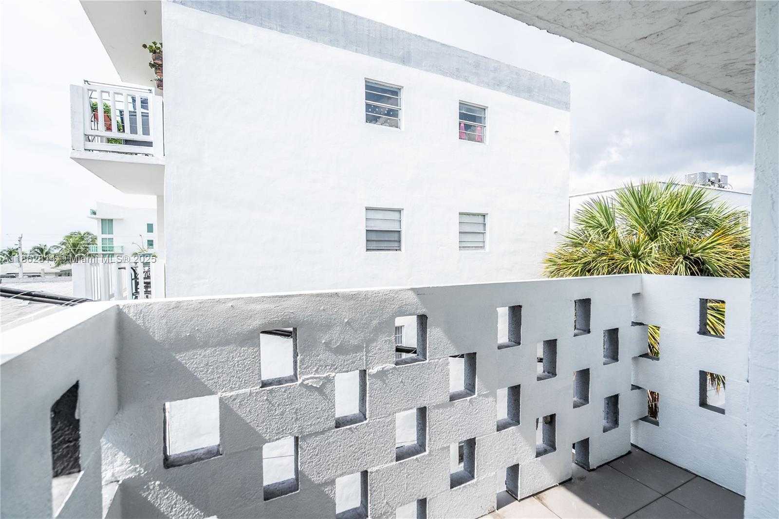 Small Image of 1986 BIARRITZ DR #306, Miami Beach Number 9