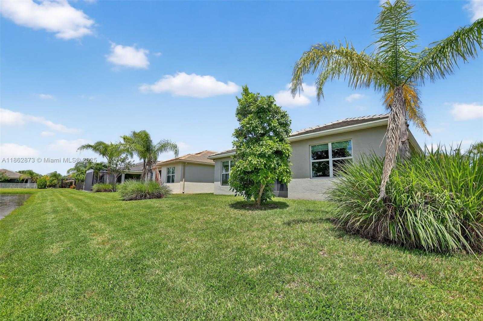Small Image of 11396 SOUTH WEST WILLOW LN, Port St. Lucie Number 33