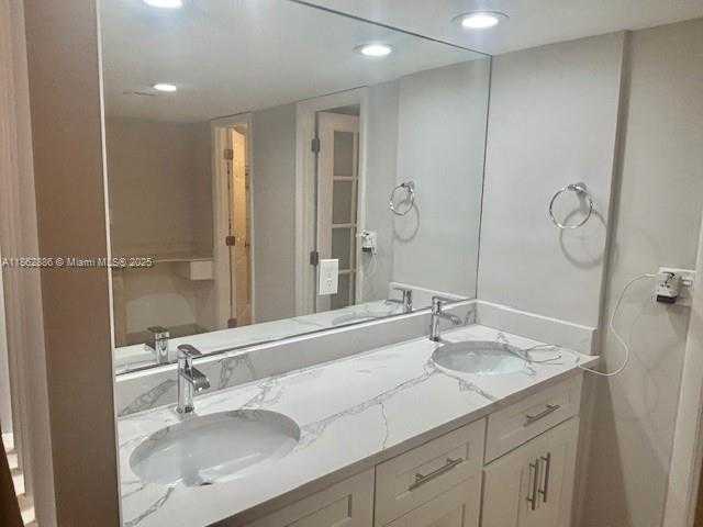 Small Image of 100 BAYVIEW DR #1929, Sunny Isles Beach Number 12