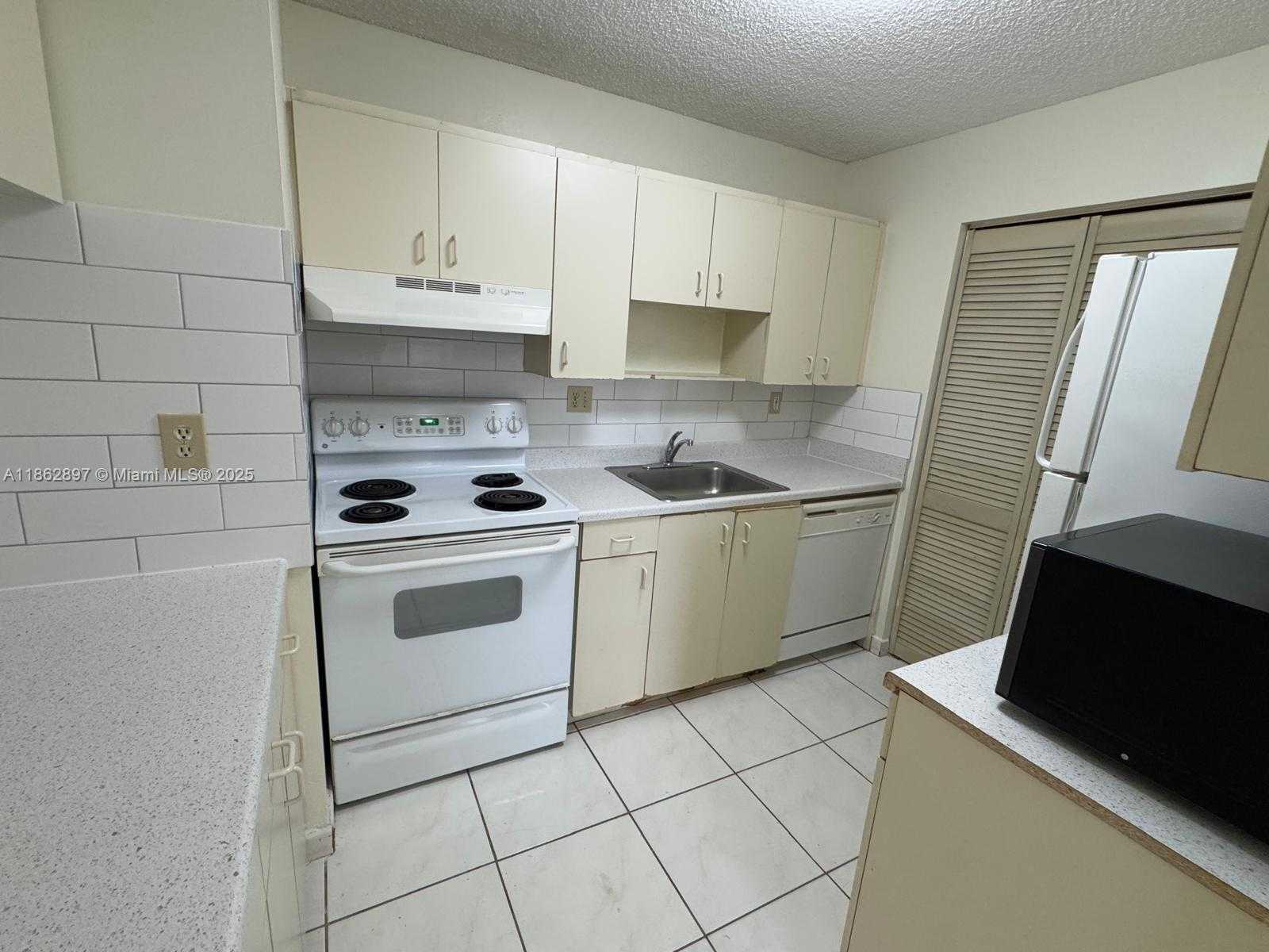 Small Image of 9707 HAMMOCKS BLVD #205, Miami Number 19