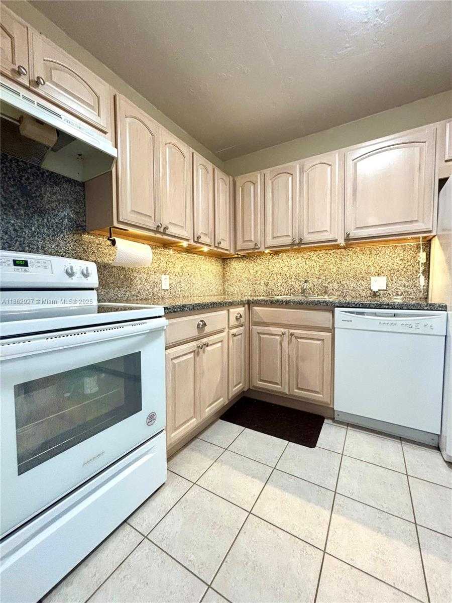 Small Image of 20301 WEST COUNTRY CLUB DR #1025, Aventura Number 3