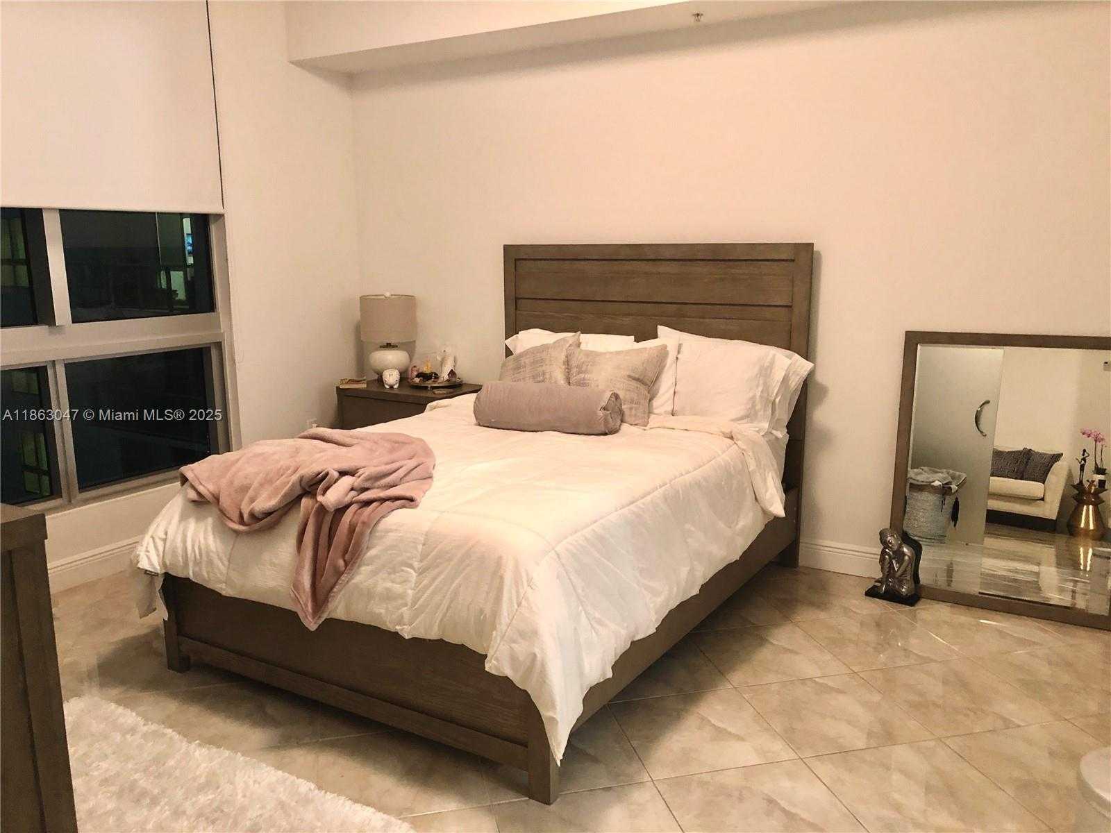 Small Image of 300 SOUTH BISCAYNE BLVD #T-1803, Miami Number 8