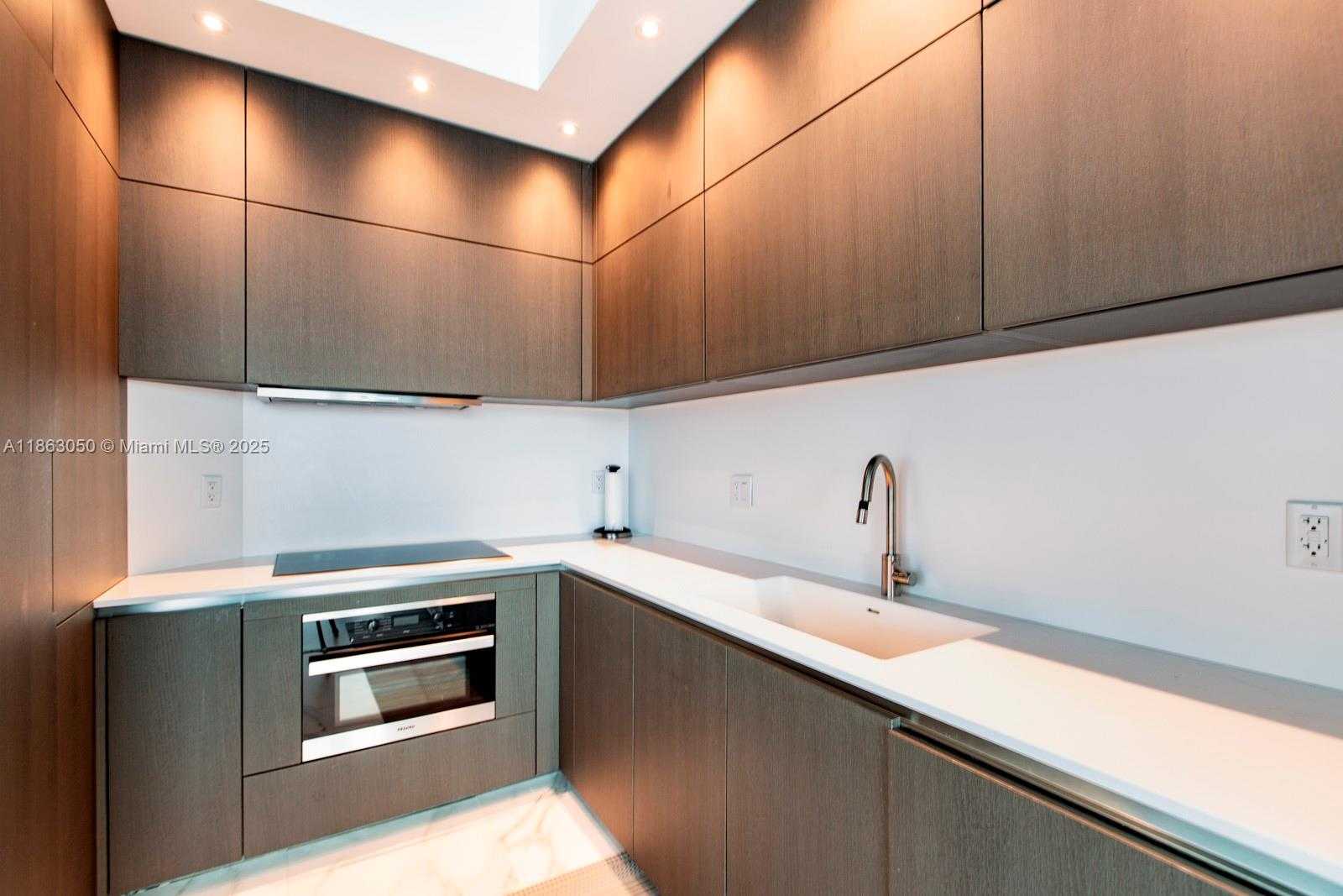 Small Image of 100 SOUTH POINTE DR #3701, Miami Beach Number 11