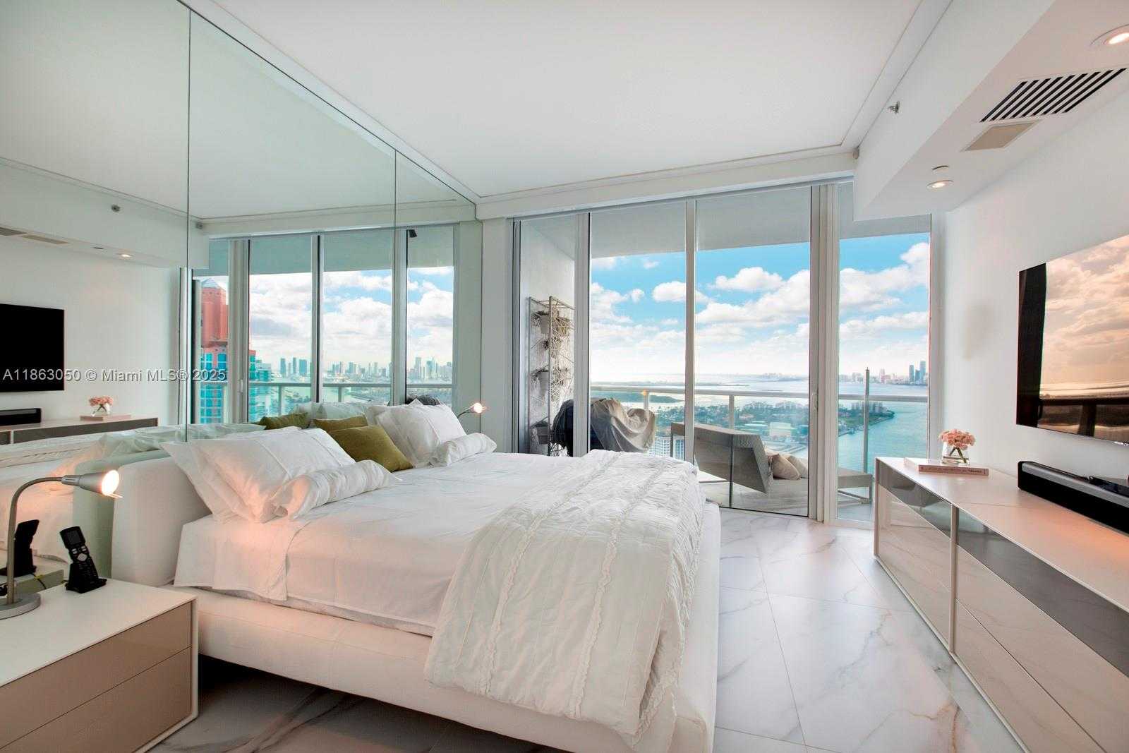 Small Image of 100 SOUTH POINTE DR #3701, Miami Beach Number 13