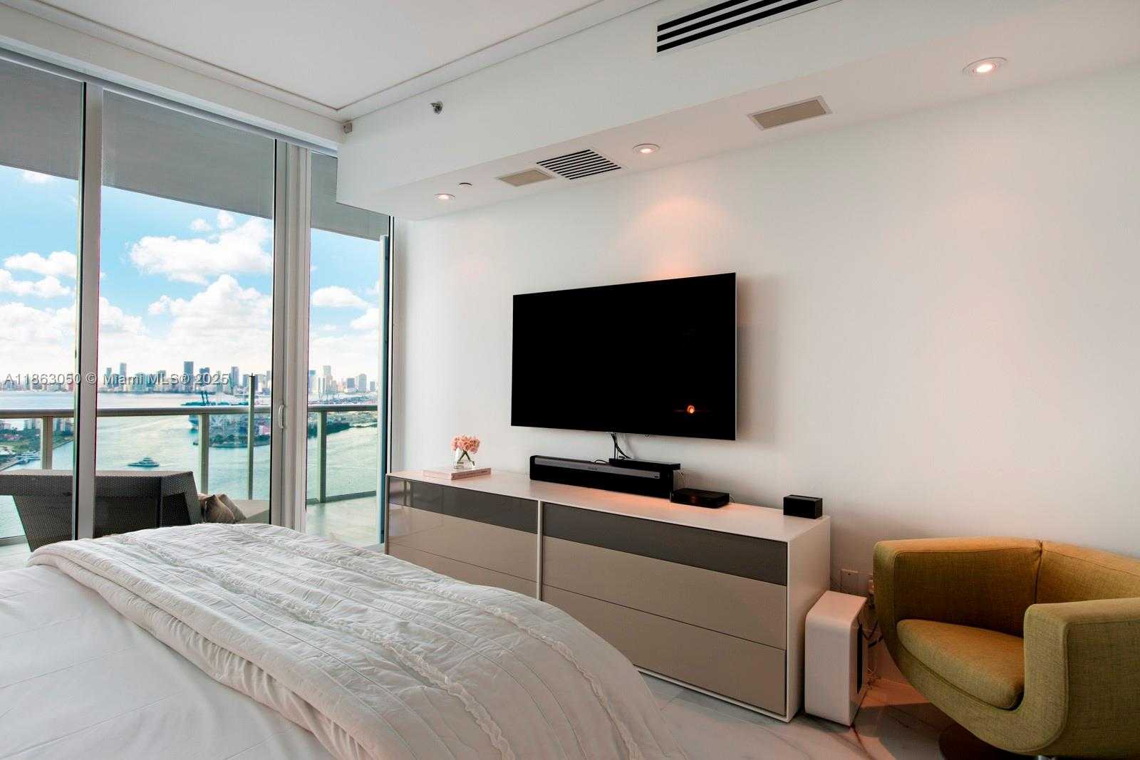 Small Image of 100 SOUTH POINTE DR #3701, Miami Beach Number 14