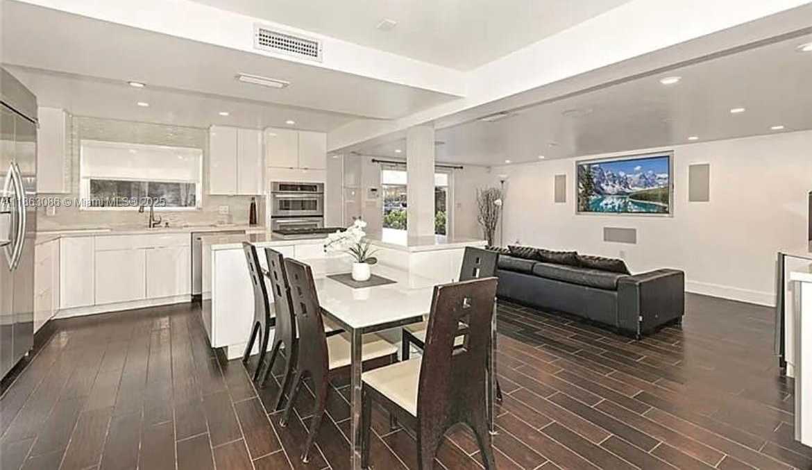 Small Image of 2413 NASSAU LN #2413, Fort Lauderdale Number 3