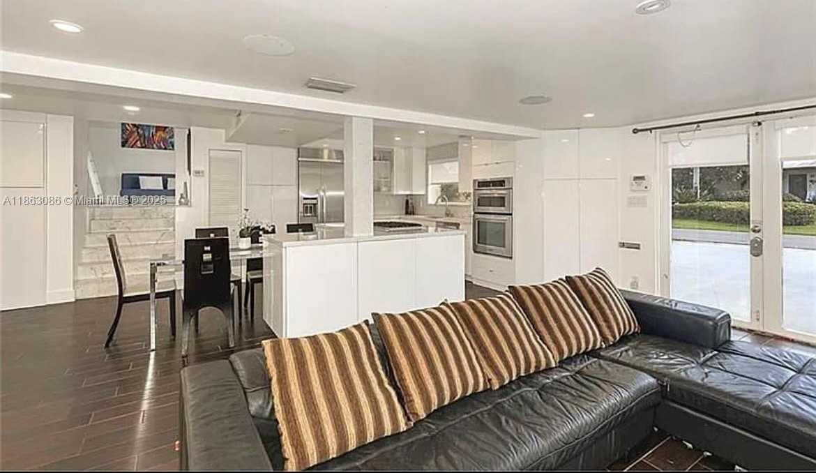 Small Image of 2413 NASSAU LN #2413, Fort Lauderdale Number 5