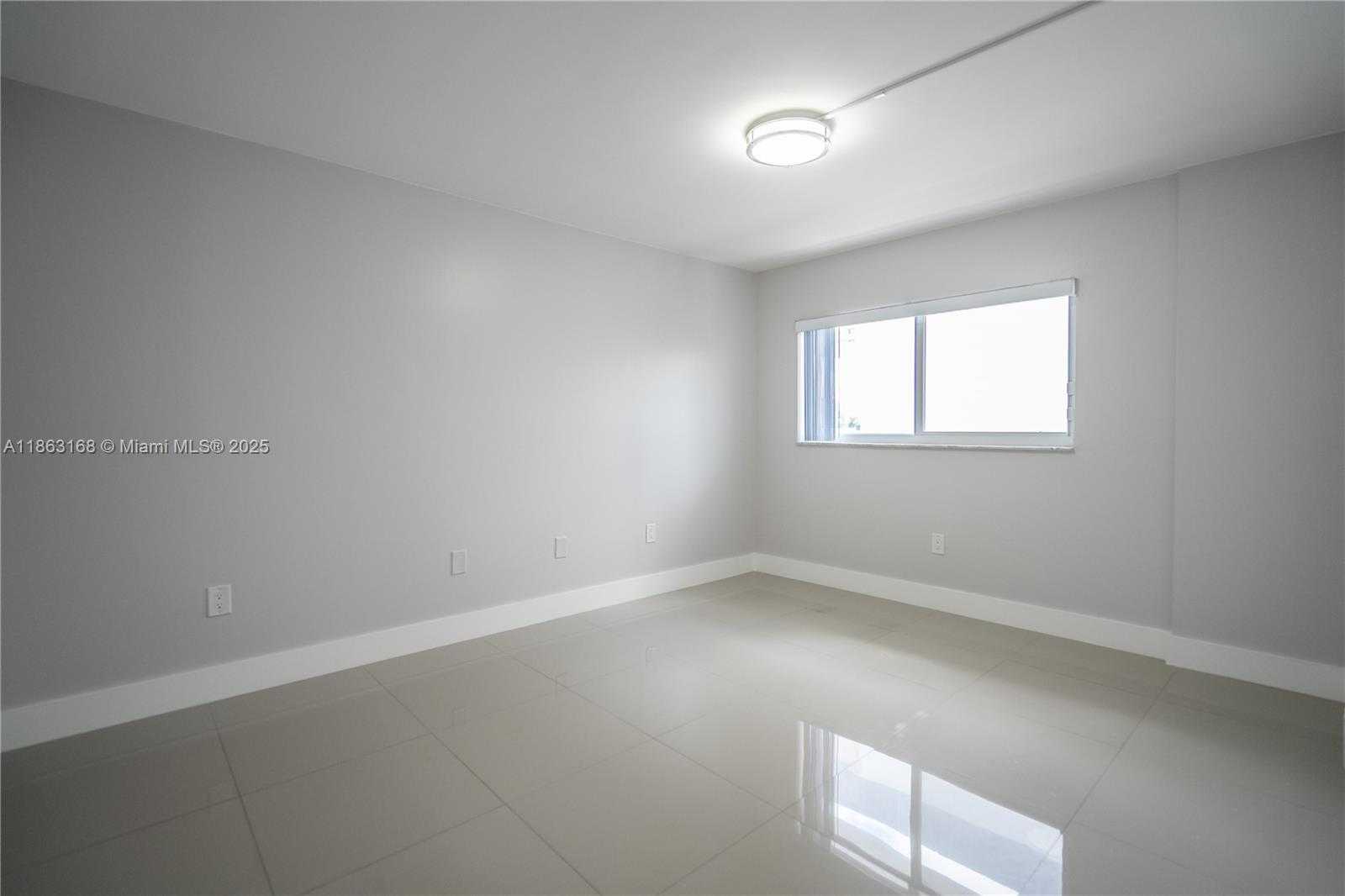 Small Image of 1986 BIARRITZ DR #307, Miami Beach Number 13