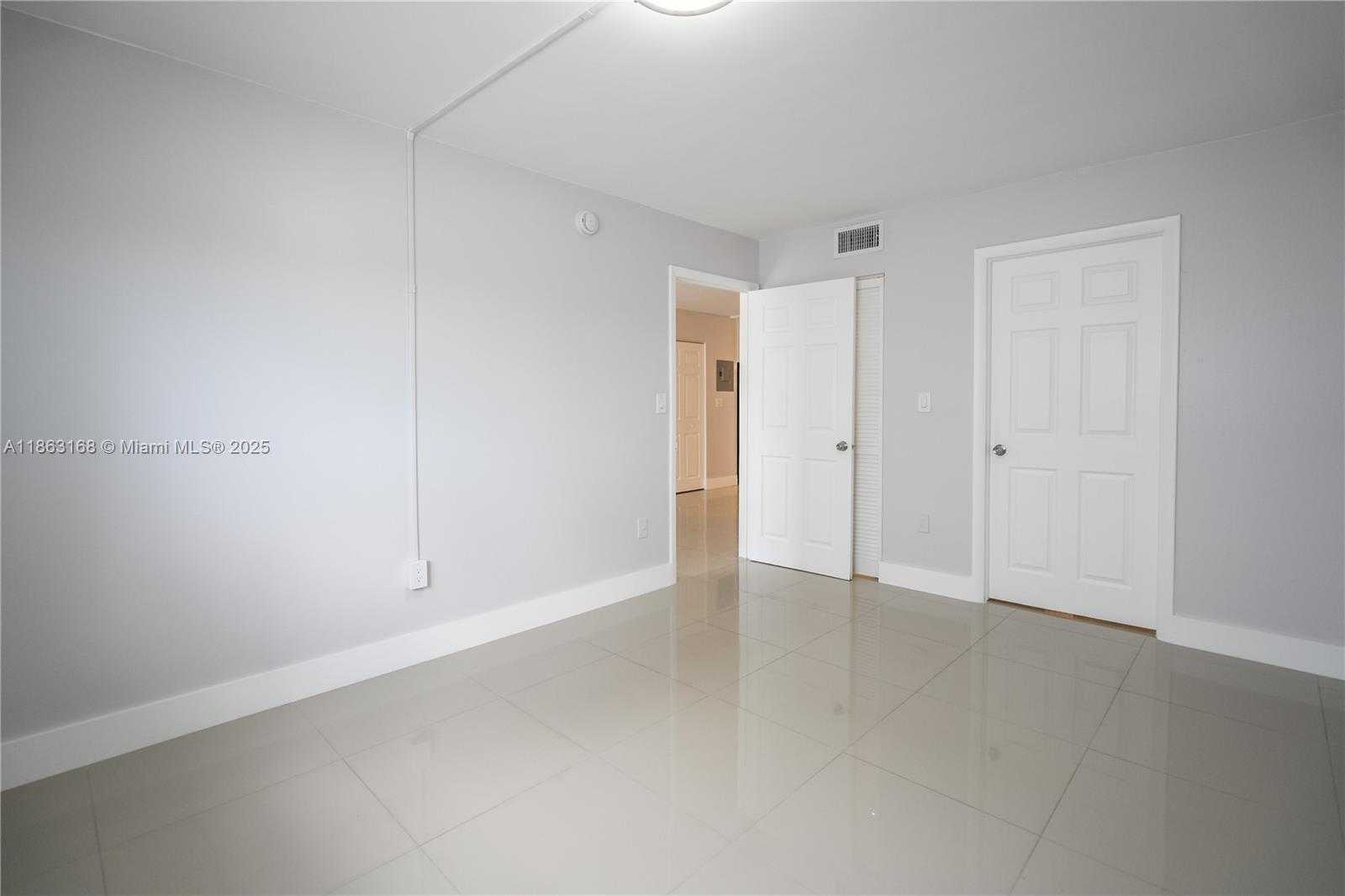Small Image of 1986 BIARRITZ DR #307, Miami Beach Number 14