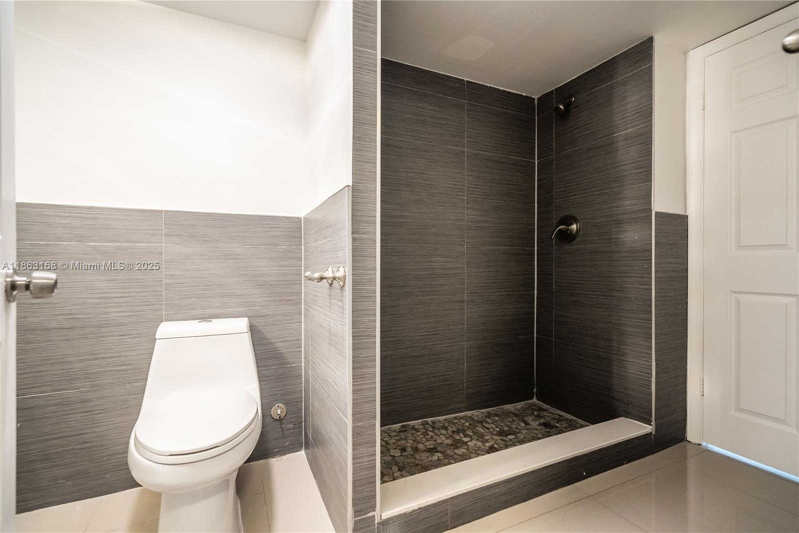 Small Image of 1986 BIARRITZ DR #307, Miami Beach Number 17