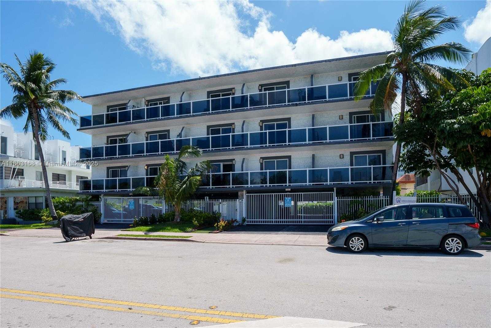 Small Image of 1986 BIARRITZ DR #307, Miami Beach Number 21