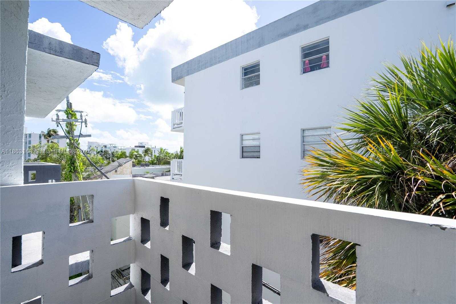 Small Image of 1986 BIARRITZ DR #307, Miami Beach Number 4