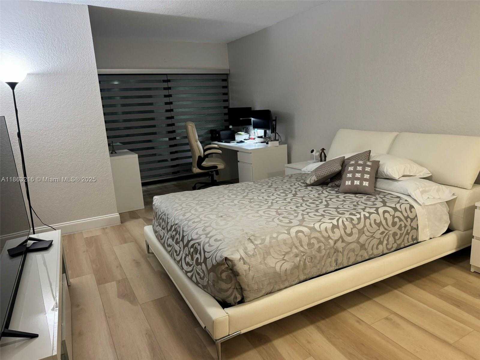 Small Image of 331 PATIO VILLAGE TER, Weston Number 4