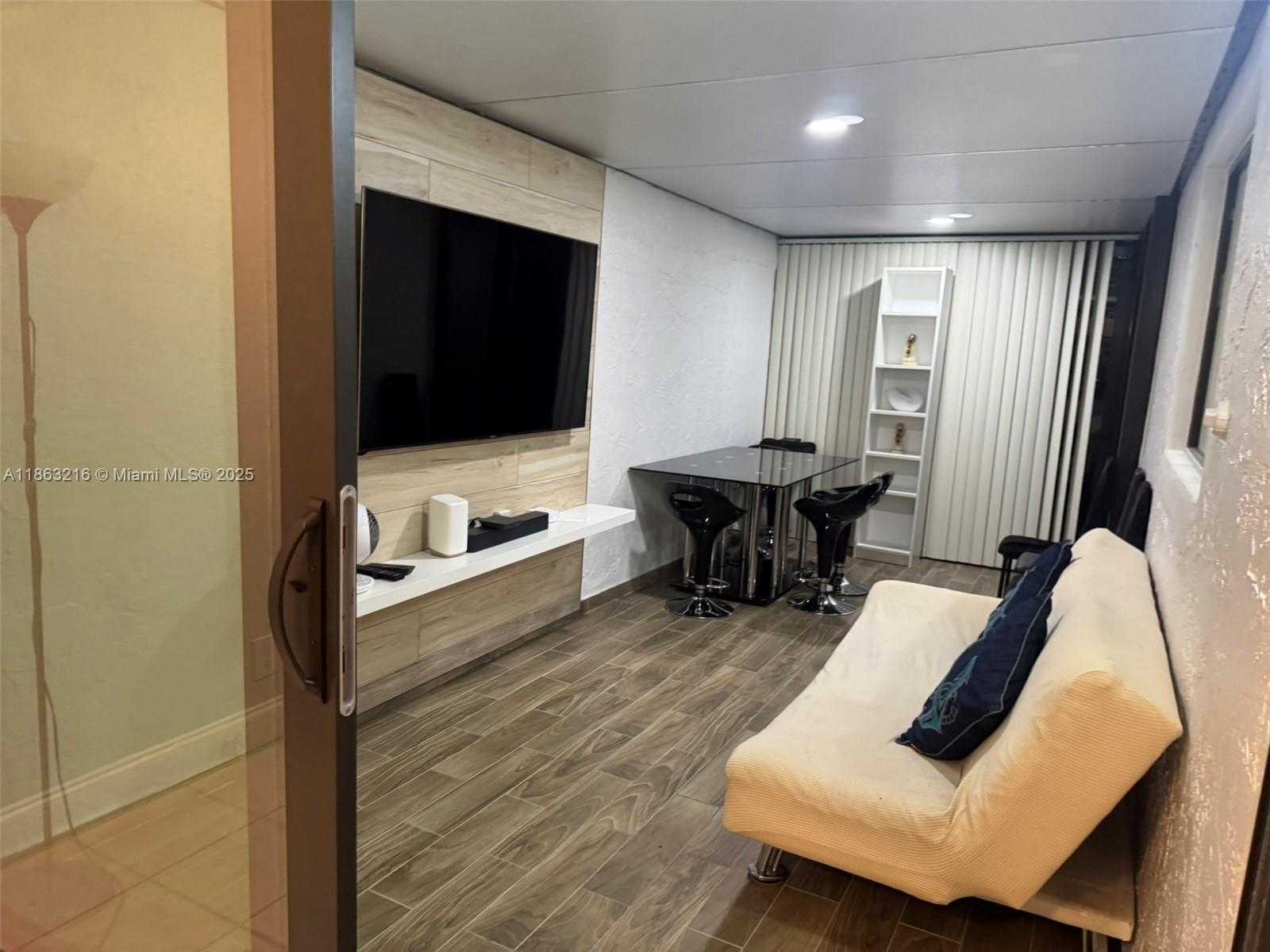 Small Image of 331 PATIO VILLAGE TER, Weston Number 9