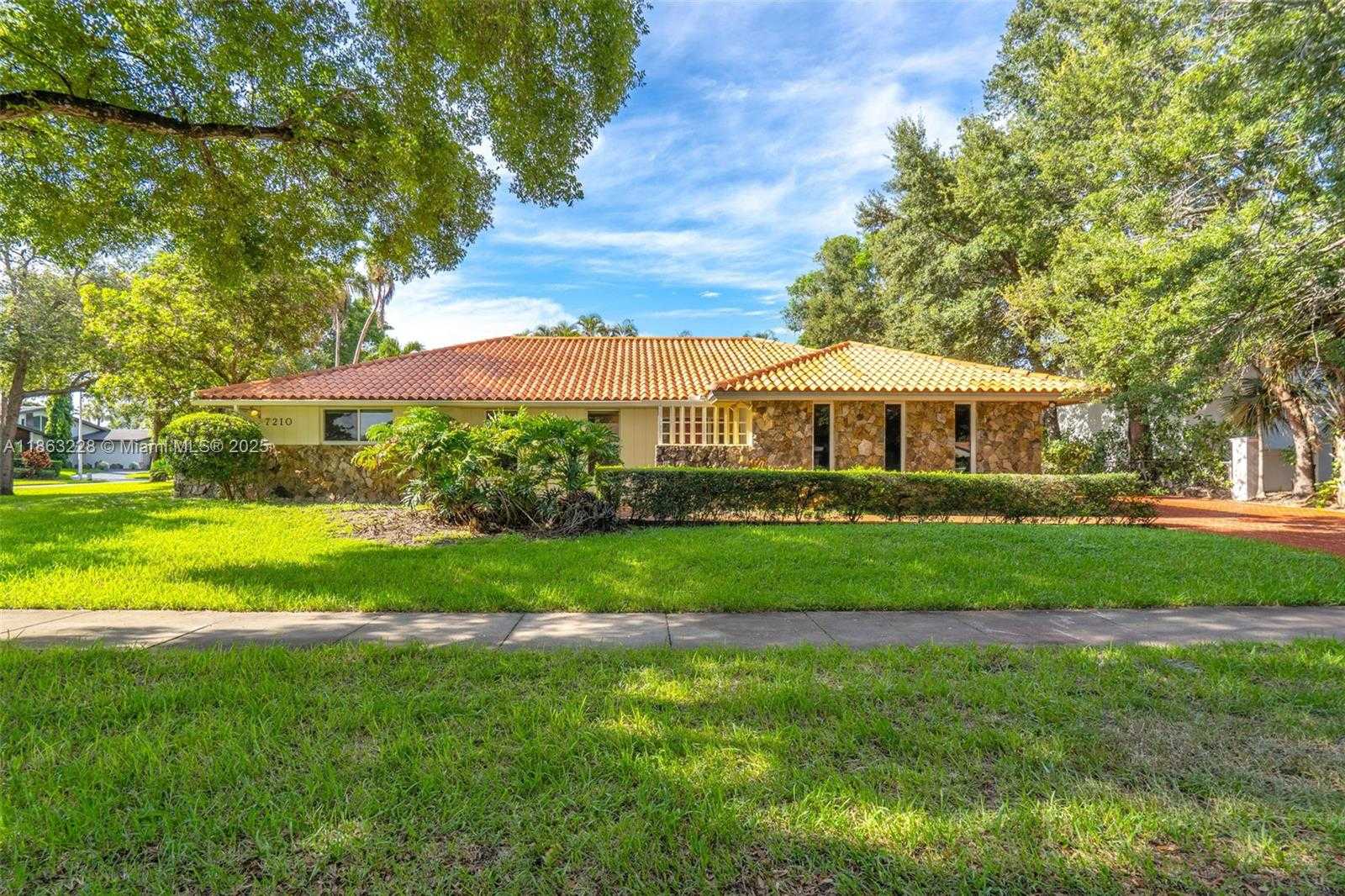 Small Image of 7210 WEST TROON CIR #., Miami Lakes Number 2