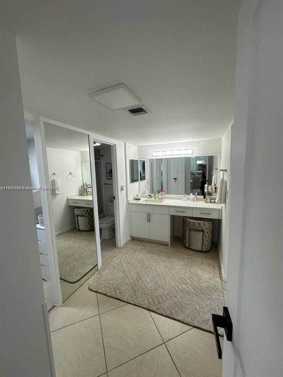 Small Image of 100 BAYVIEW DR #1114, Sunny Isles Beach Number 15