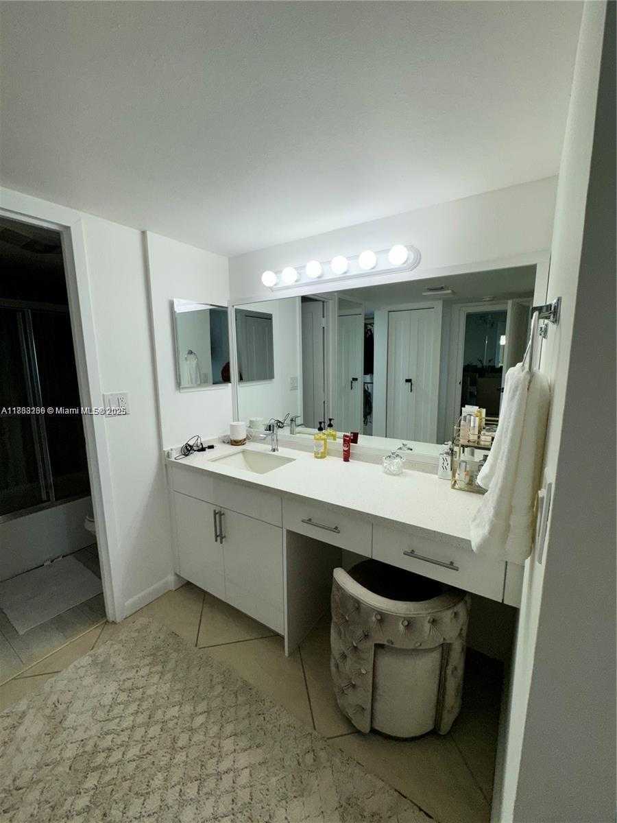 Small Image of 100 BAYVIEW DR #1114, Sunny Isles Beach Number 19