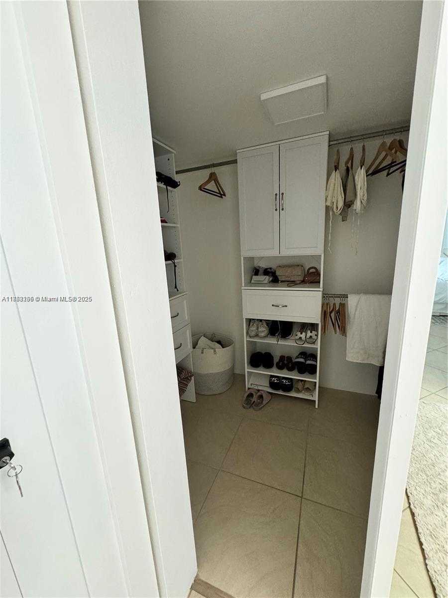 Small Image of 100 BAYVIEW DR #1114, Sunny Isles Beach Number 27