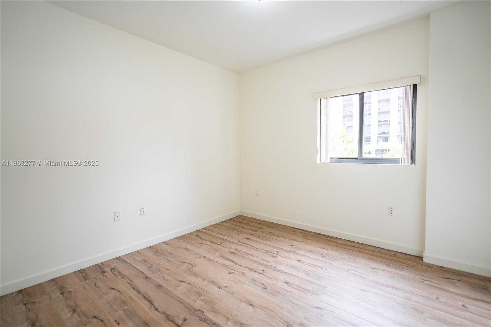 Small Image of 300 MAJORCA AVE #304, Coral Gables Number 10