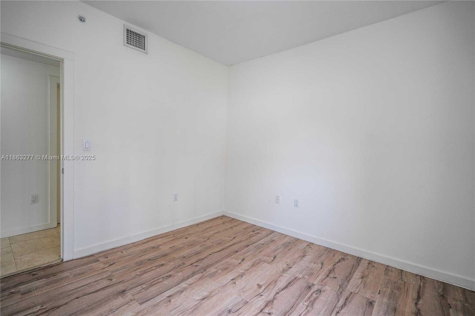 Small Image of 300 MAJORCA AVE #304, Coral Gables Number 11