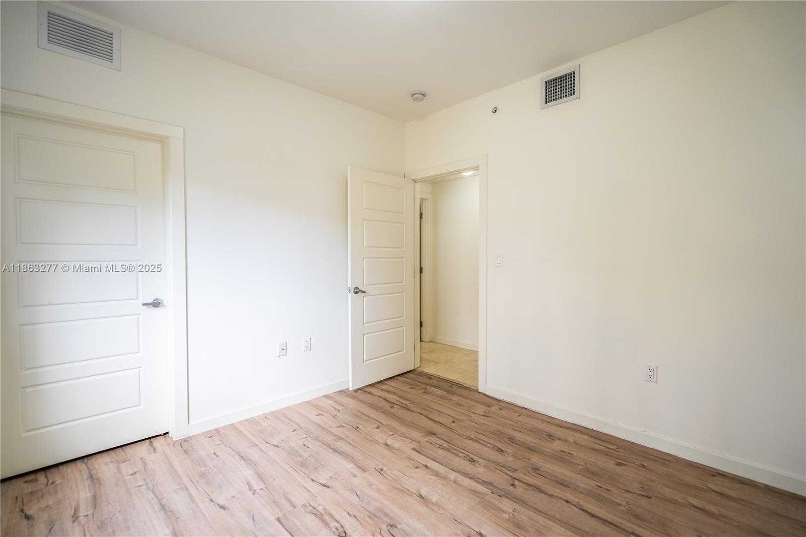 Small Image of 300 MAJORCA AVE #304, Coral Gables Number 12