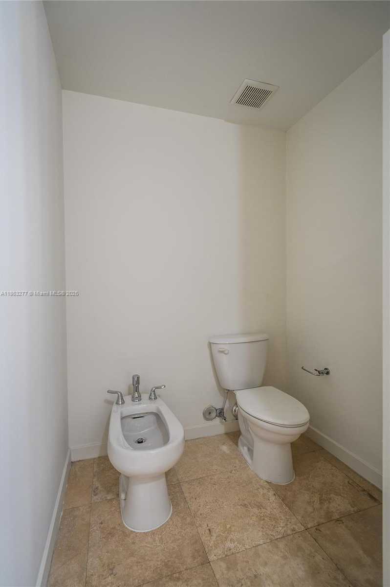 Small Image of 300 MAJORCA AVE #304, Coral Gables Number 16