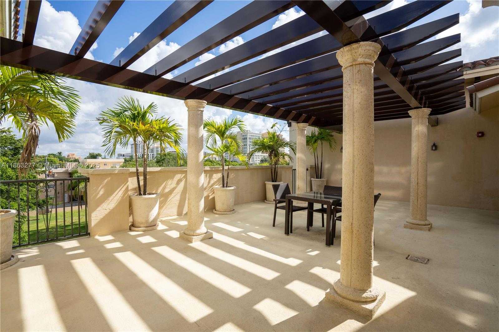 Small Image of 300 MAJORCA AVE #304, Coral Gables Number 2