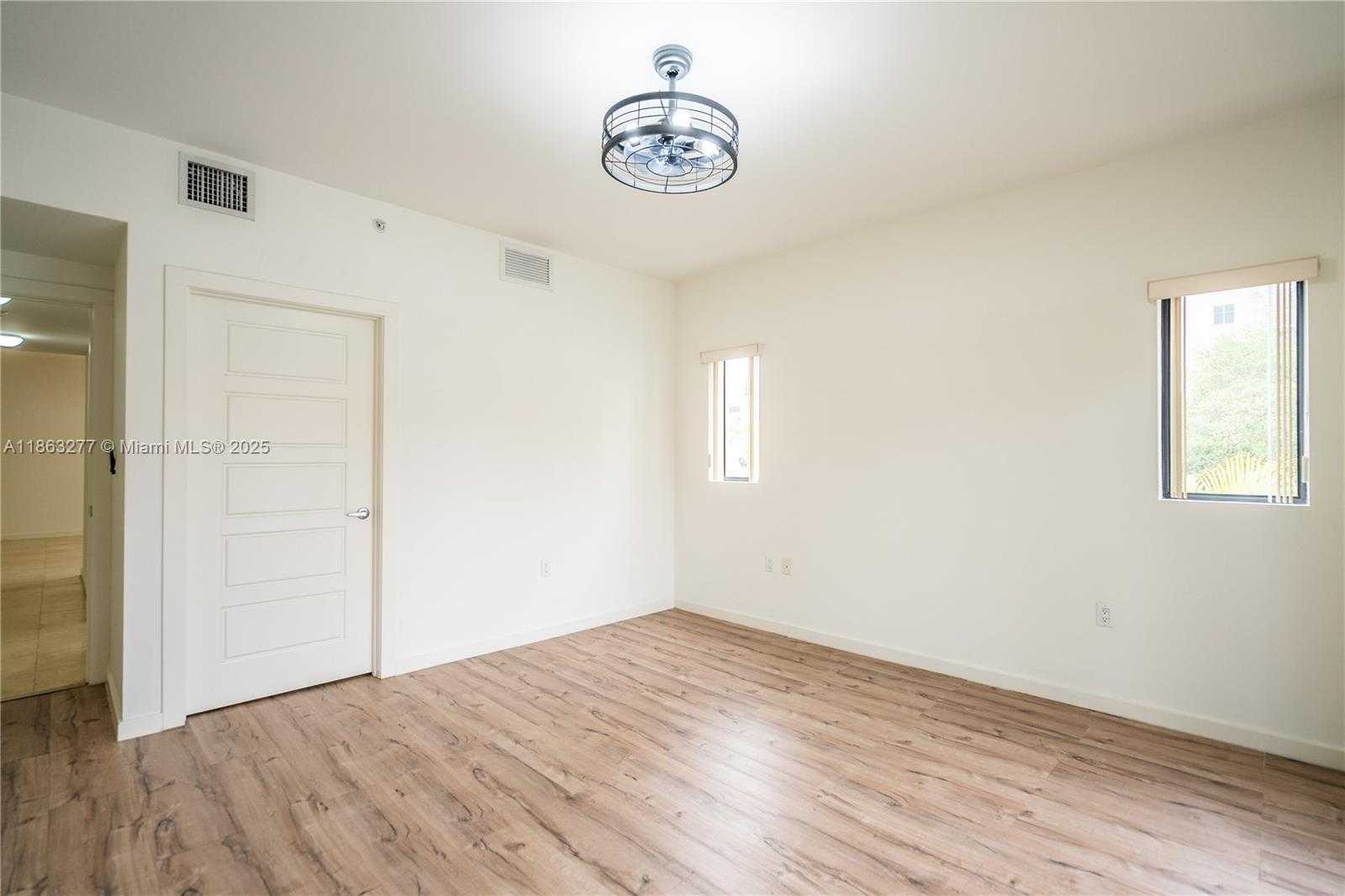 Small Image of 300 MAJORCA AVE #304, Coral Gables Number 20