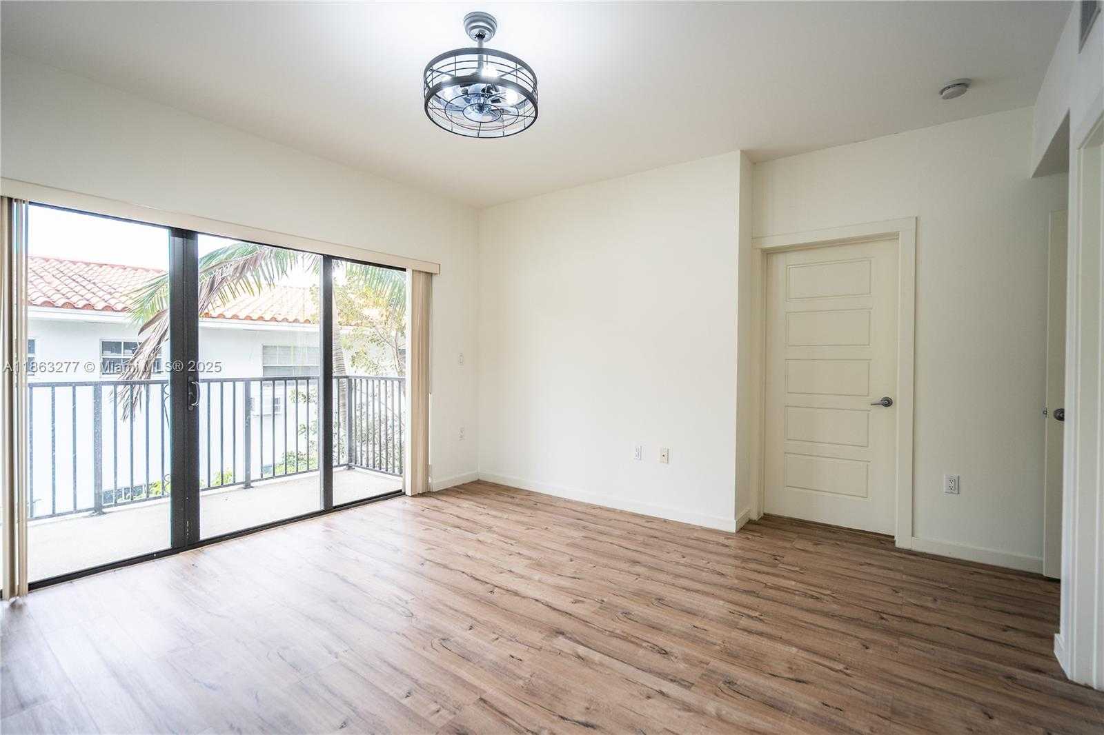 Small Image of 300 MAJORCA AVE #304, Coral Gables Number 22