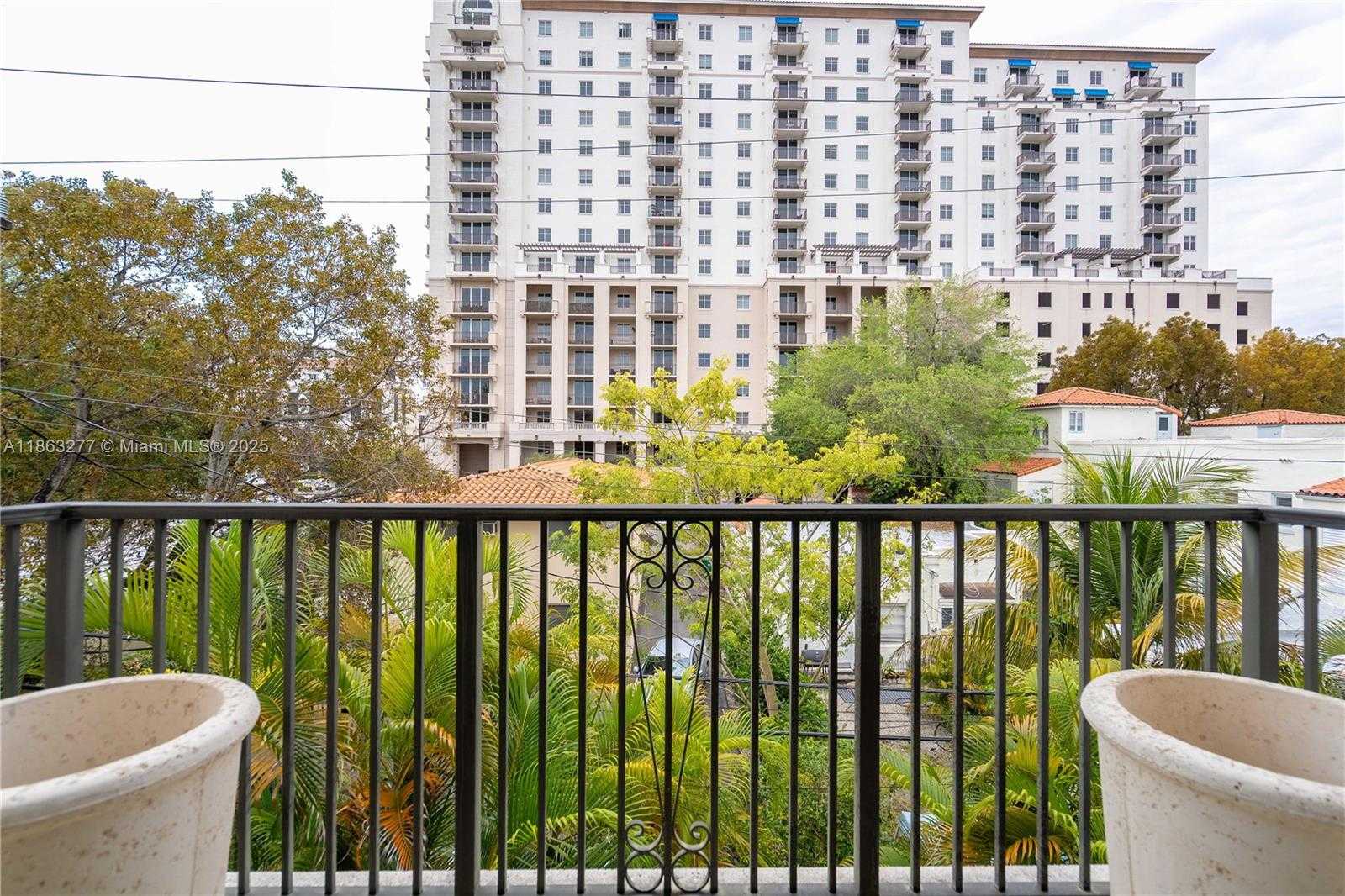 Small Image of 300 MAJORCA AVE #304, Coral Gables Number 4