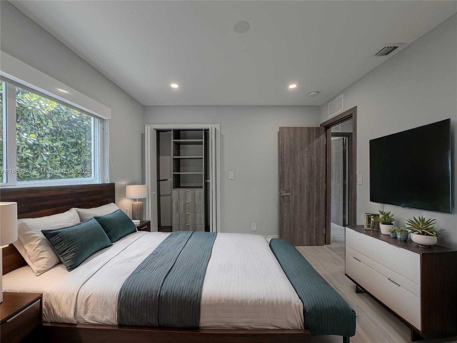 Small Image of 20405 NORTH EAST 22ND PL, Miami Number 8