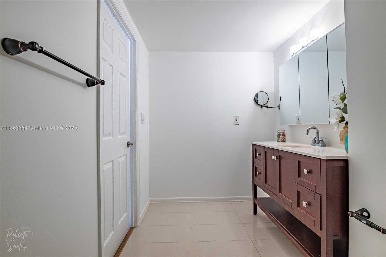 Small Image of 500 BAYVIEW DR #1227, Sunny Isles Beach Number 18
