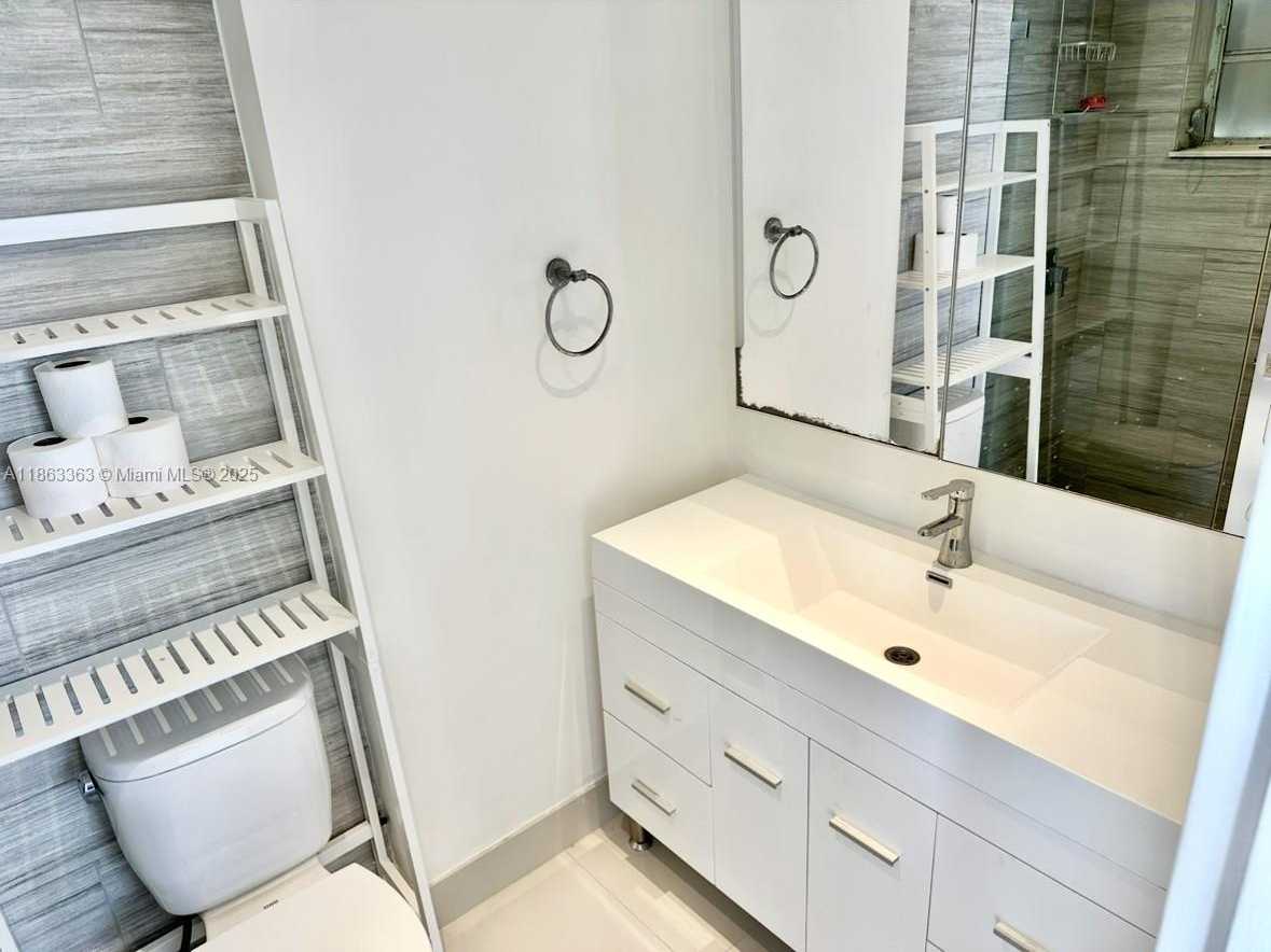 Small Image of 8400 BYRON AVE #5D, Miami Beach Number 12