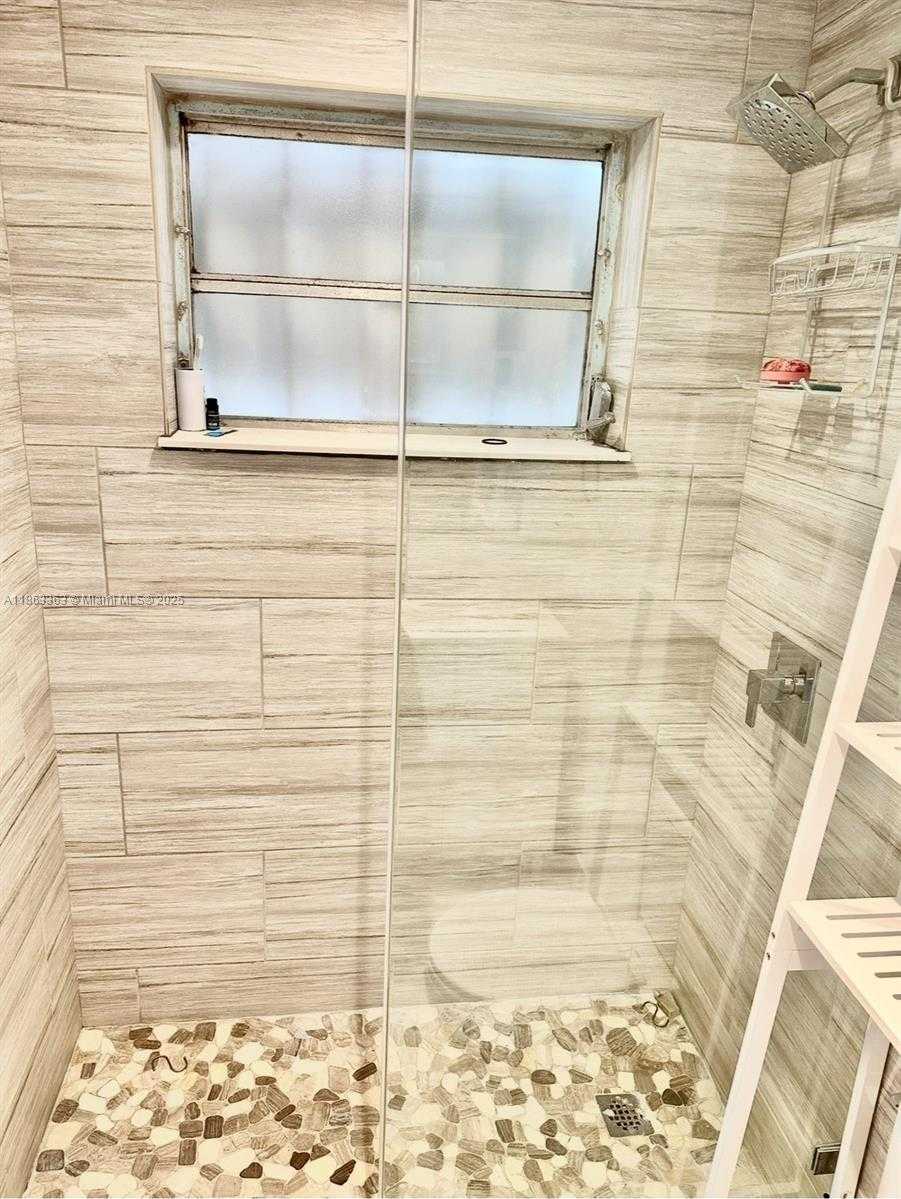 Small Image of 8400 BYRON AVE #5D, Miami Beach Number 16