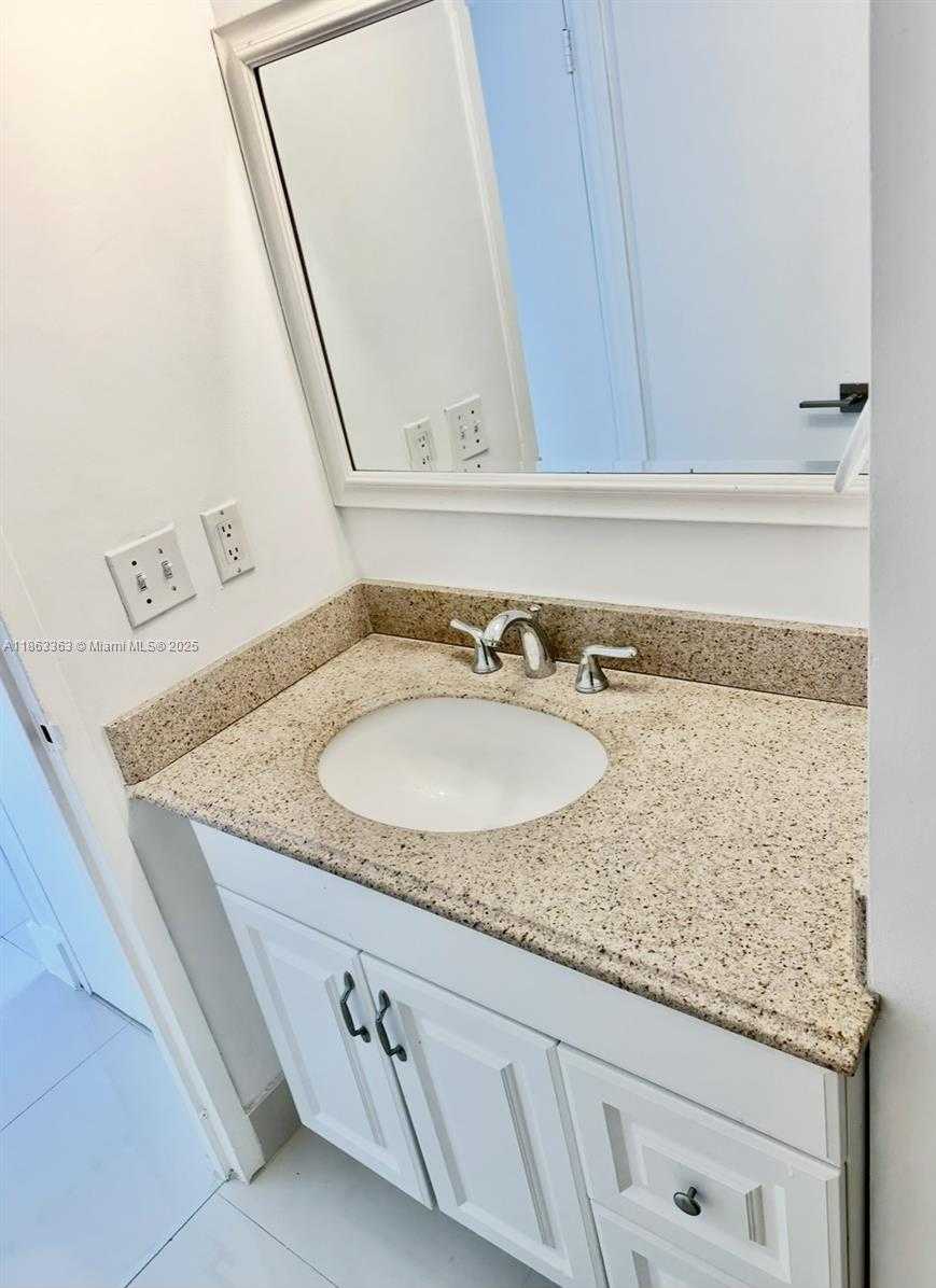 Small Image of 8400 BYRON AVE #5D, Miami Beach Number 18