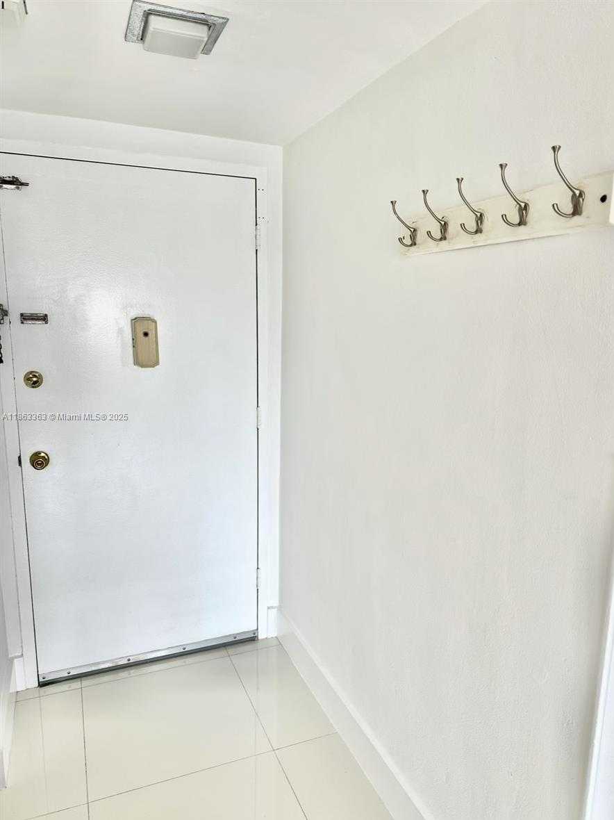 Small Image of 8400 BYRON AVE #5D, Miami Beach Number 7
