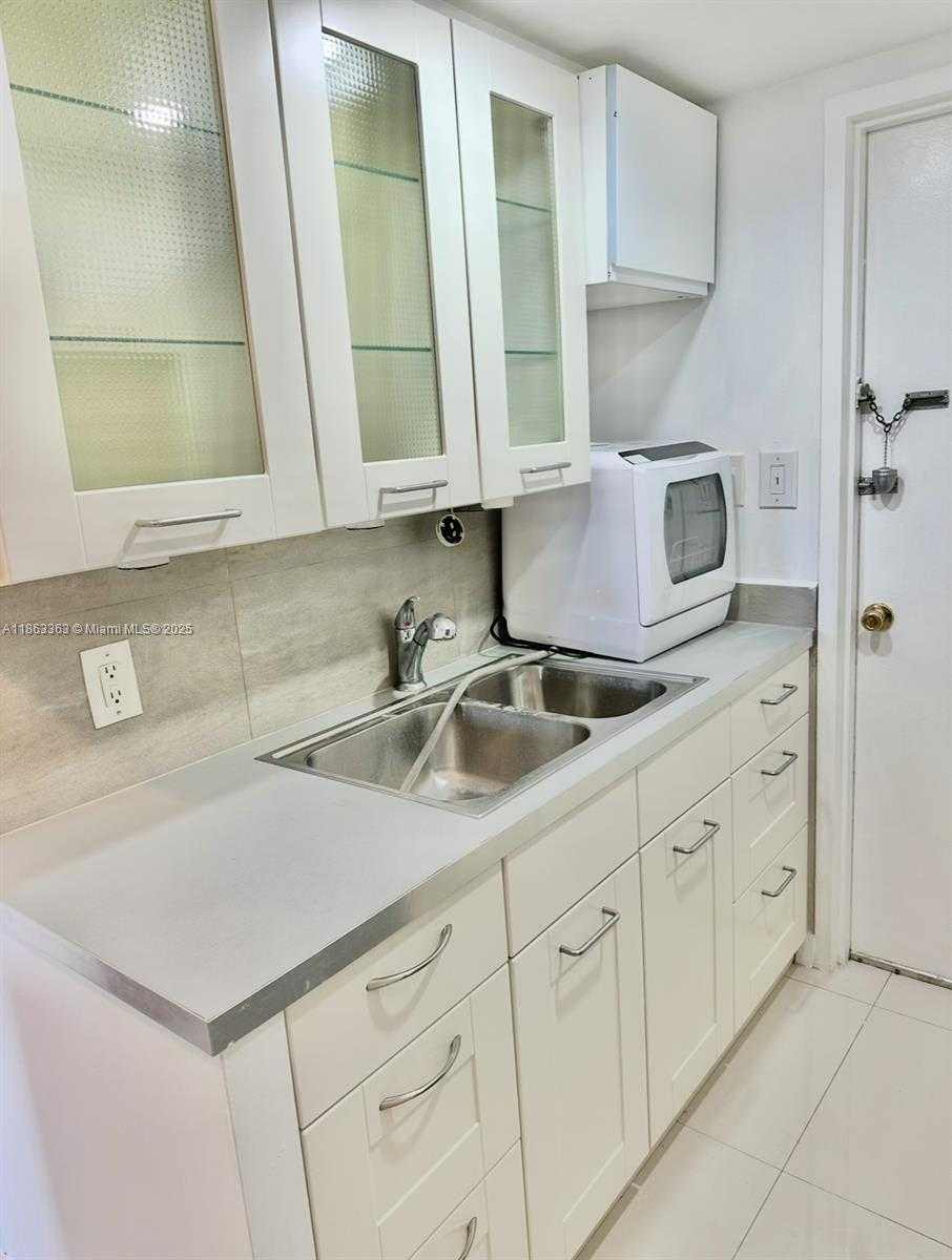 Small Image of 8400 BYRON AVE #5D, Miami Beach Number 8